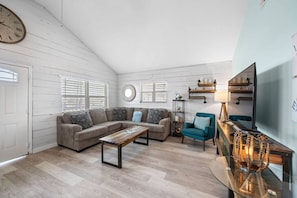 スマートテレビ、テレビゲーム、テーブルサッカー台、書庫