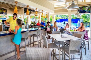 Bar (on property) - Water Park On-Site | Shuttle to Disney World (Orlando)