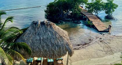 Casa de 6 dormitorios frente al mar en el Caribe con una gran piscina, muelle, traer amigos / familia
