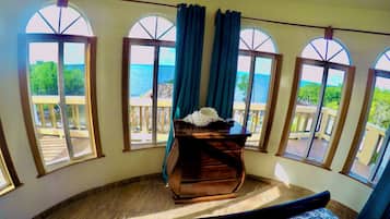 8 bedrooms, desk, iron/ironing board, travel cot