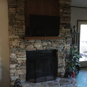 Interior - "Caleb's Treehouse" is approximately 3 miles from downtown Gatlinburg (Gatlinburg)