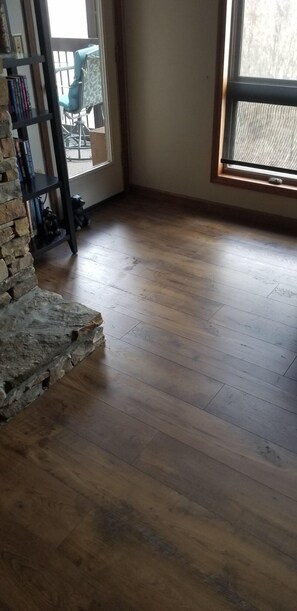 Interior - "Caleb's Treehouse" is approximately 3 miles from downtown Gatlinburg (Gatlinburg)