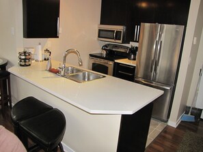 冷蔵庫、電子レンジ、オーブン、コンロ