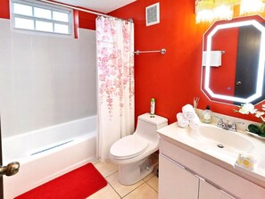 Ducha, secador de pelo, bidet, toallas