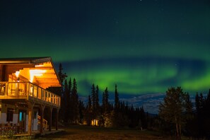 Fachada de la propiedad por la tarde o noche
