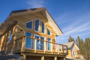 Deluxe Villa, 1 King Bed, Non Smoking, Lake View | Down comforters, blackout drapes, bed sheets