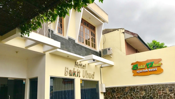A two-story hotel with a sign reading "Hotel Bukit Ubud Syariah Hotel". - Hotel Bukit Uhud Yogyakarta (Yogyakarta)