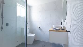 Standard Cottage, 1 Queen Bed | Bathroom | Free toiletries, hair dryer, bathrobes, slippers