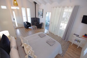 Individually decorated, soundproofing, iron/ironing board - Hampton Estate Wines (Tamborine Mountain)