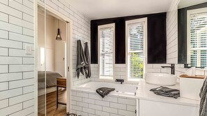Deluxe Studio, 1 Queen Bed | Bathroom - Hampton Estate Wines (Tamborine Mountain)