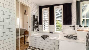 Studio Deluks, 1 Tempat Tidur Queen | Kamar mandi | Perlengkapan mandi gratis, pengering rambut, jubah mandi, dan sandal