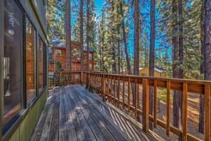 Terrace/patio - People's Choice at Heavenly - Pets, Hot Tub, Remodeled (South Lake Tahoe)
