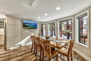 Dining - People's Choice at Heavenly - Pets, Hot Tub, Remodeled (South Lake Tahoe)