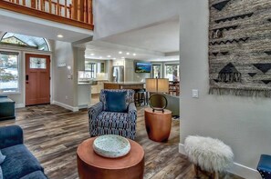 TV, caminetto, lettore DVD, tavolo da calcetto