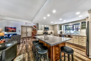Fridge, microwave, oven, stovetop - People's Choice at Heavenly - Pets, Hot Tub, Remodeled (South Lake Tahoe)