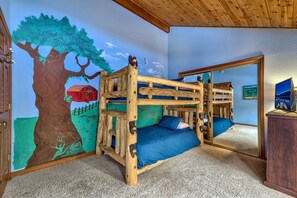4 bedrooms, desk, iron/ironing board, free WiFi - People's Choice at Heavenly - Pets, Hot Tub, Remodeled (South Lake Tahoe)