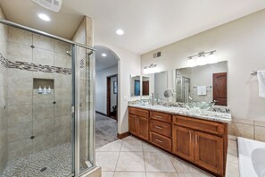 Ensemble douche/baignoire, sèche-cheveux, serviettes fournies