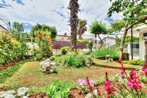 Property grounds - A three bedroom apartment with a stunning sea view - Crveni (Crveni Vrh)