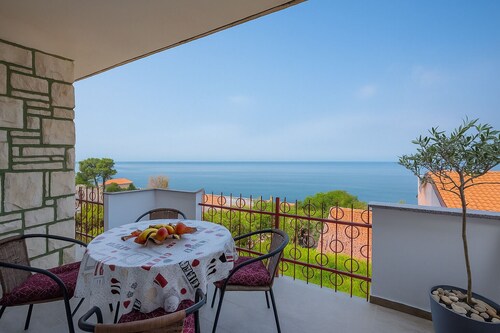 A three bedroom apartment with a stunning sea view - Crveni