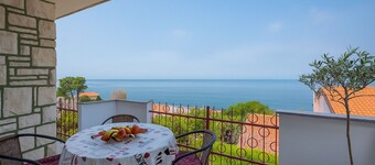 A three bedroom apartment with a stunning sea view - Crveni