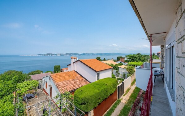 Terrace/patio - A three bedroom apartment with a stunning sea view - Crveni (Crveni Vrh)