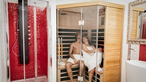 Un sauna avec un intérieur en bois et une paroi en verre.