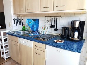Een koelkast, een magnetron, een oven, een vaatwasser