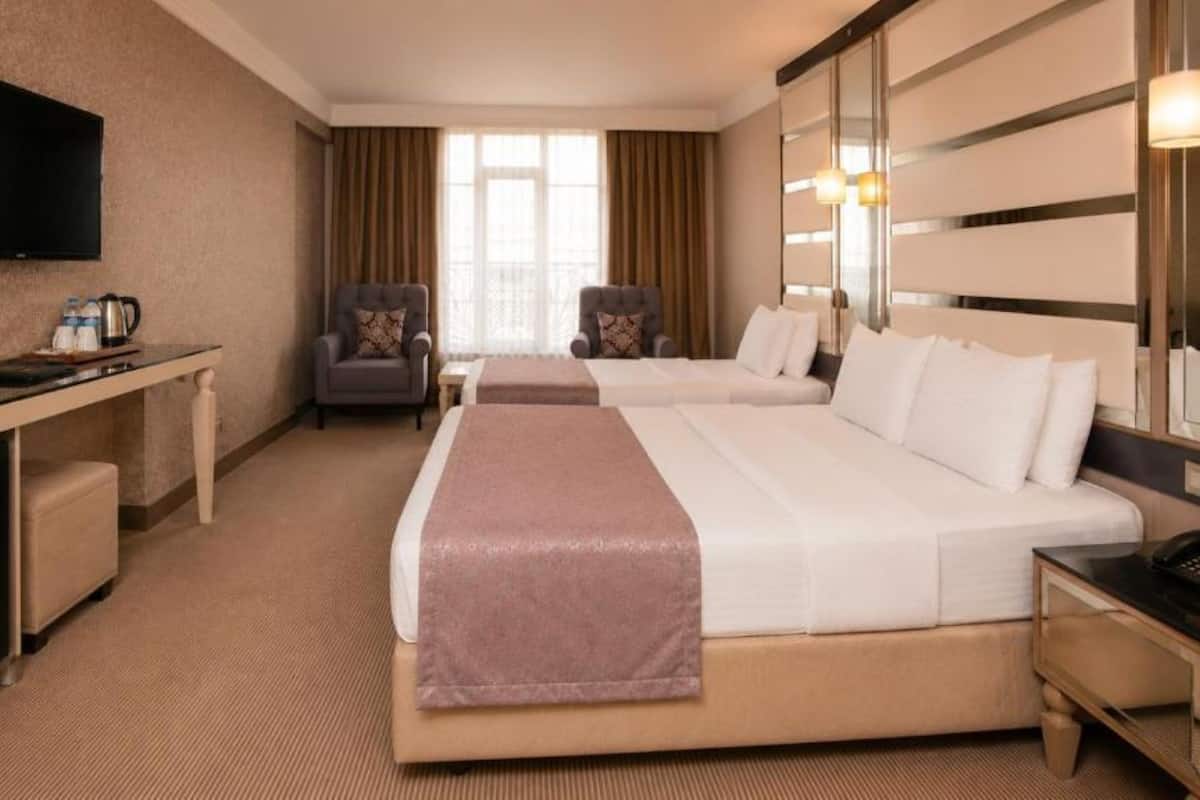 Habitación triple superior | Ropa de cama de alta calidad y minibar 