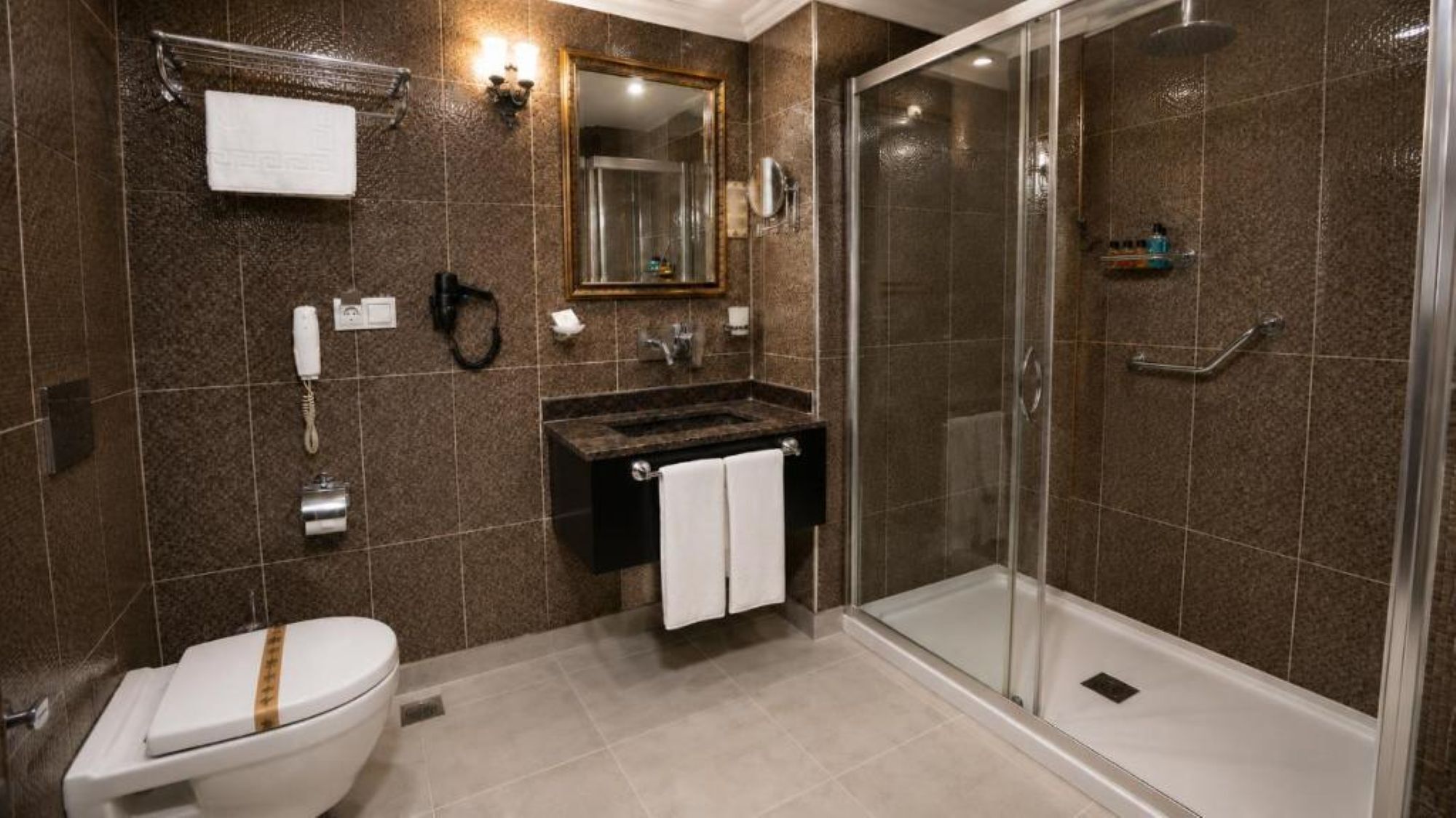 Artículos de tocador gratuitos, secador de pelo, pantuflas, bidet