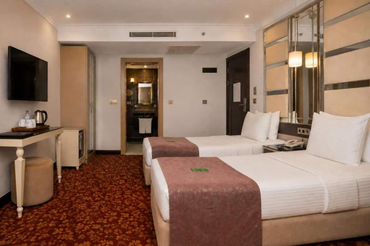 Habitación básica con 2 camas individuales | Ropa de cama de alta calidad y minibar 