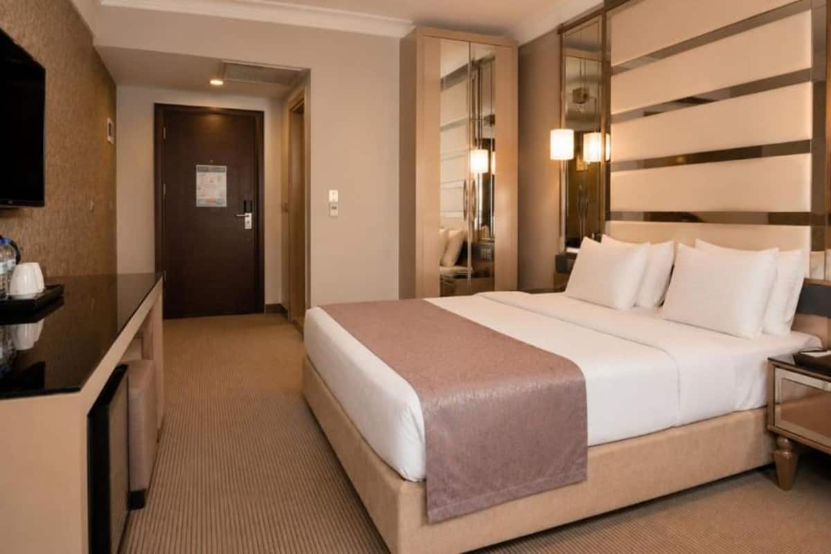 Habitación superior | Ropa de cama de alta calidad y minibar 