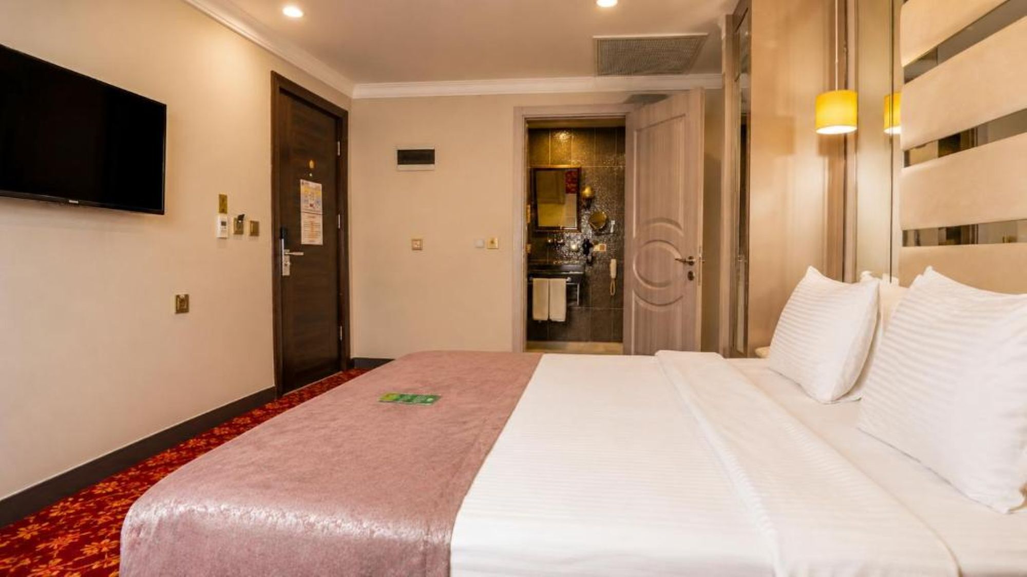 Ropa de cama de alta calidad y minibar 
