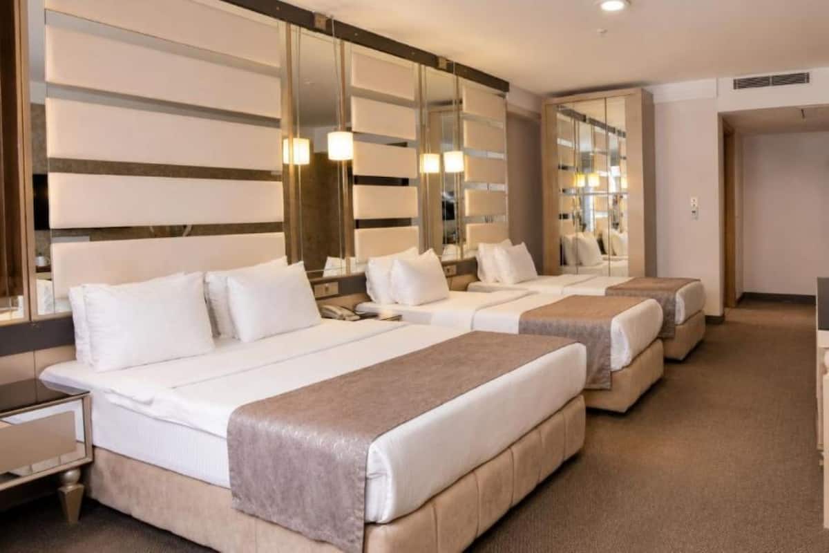 Habitación cuádruple familiar | Ropa de cama de alta calidad y minibar 