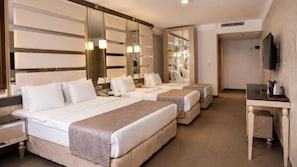 Habitación cuádruple familiar | Ropa de cama de alta calidad y minibar 