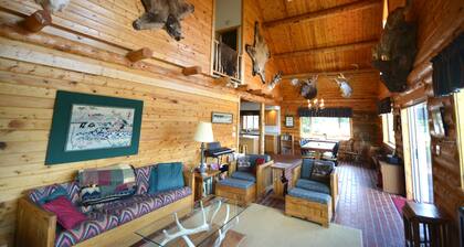 Spacieux Log Home 15 min au nord de Yellowstone Park. 12 personnes, enveloppez-vous sur le pont!
