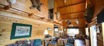 Geräumige Log Home 15 Minuten nördlich von Yellowstone Park. Schlaf 12, wickeln Sie um Plattform ein!