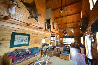Spacious Log Home near Yellowstone Park/Gardiner. Sleeps up to 12, deck and view