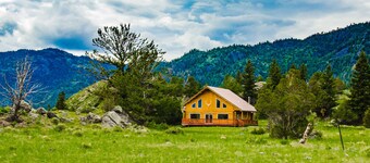 Spacious Log Home near Yellowstone Park/Gardiner. Sleeps up to 12, deck and view