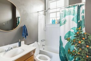Badewanne, Haartrockner, Handtücher, Shampoo