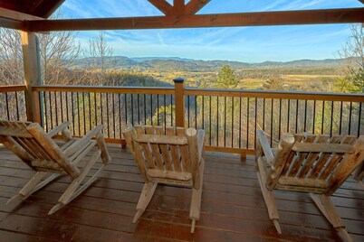 July 28+29 Open! Secluded Cabin, Gorgeous Sunrises, Million $$ View, Resort Pool+Pond