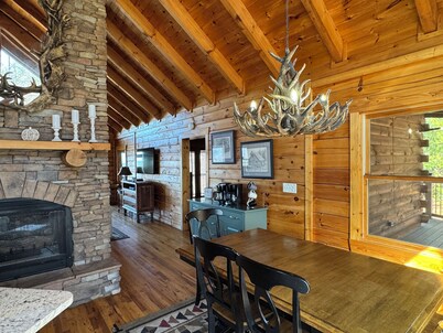 Sep 11-16 Open - Secluded Cabin-Stunning Mtn & Valley Views, Comm Pool-EZ Parking