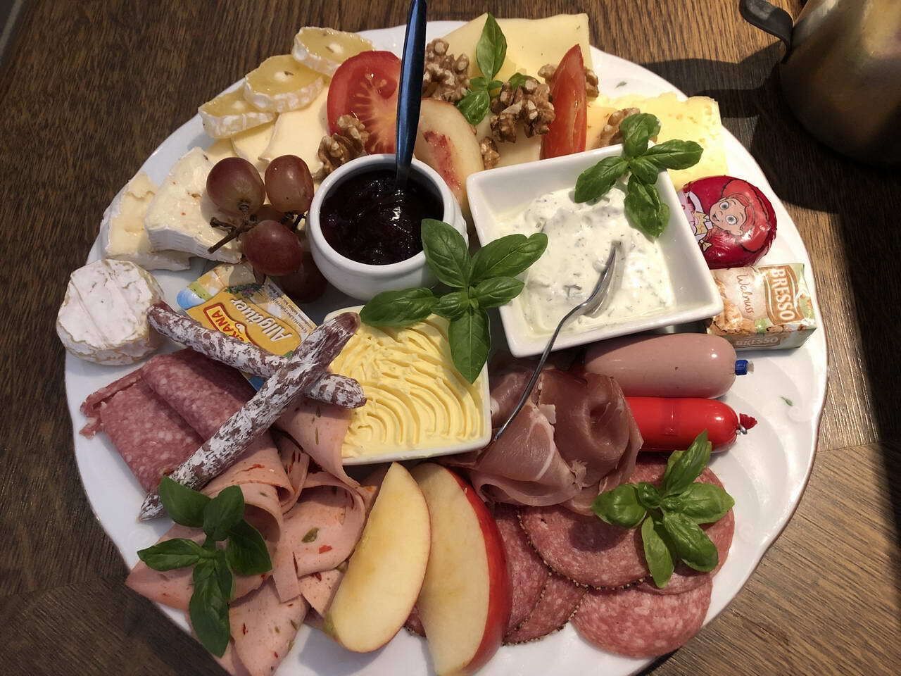 daily full breakfast (eur 16.50 per person)