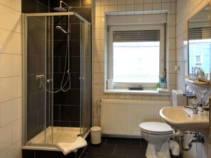 Apartment, 3 Bedrooms, Private Bathroom (incl. Netflix and Nespresso) | Bathroom | Shower, hair dryer, towels - Landlust Hotel (Gransee)