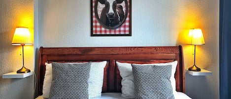 Twin Room, Private Bathroom (incl. Netflix and Nespresso) | Free WiFi, bed sheets