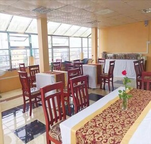 供应早餐、午餐和晚餐，亚洲菜
