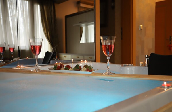 Deluxe Suite Jakuzi Dag Manzarali | Jetted tub - Egemen Butik Otel (Sapanca)