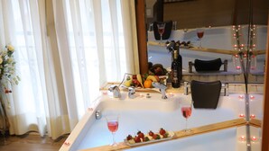 Deluxe Suite Jakuzi Dag Manzarali | Jetted bathtub - Egemen Butik Otel (Sapanca)