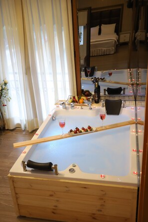 Deluxe Suite Jakuzi Dag Manzarali | Jetted tub - Egemen Butik Otel (Sapanca)