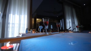 Deluxe Suite Jakuzi Dag Manzarali | Jetted bathtub - Egemen Butik Otel (Sapanca)