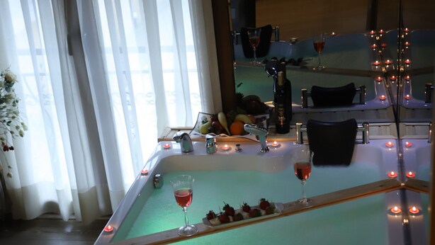 Deluxe Suite Jakuzi Dag Manzarali | Jetted bathtub - Egemen Butik Otel (Sapanca)